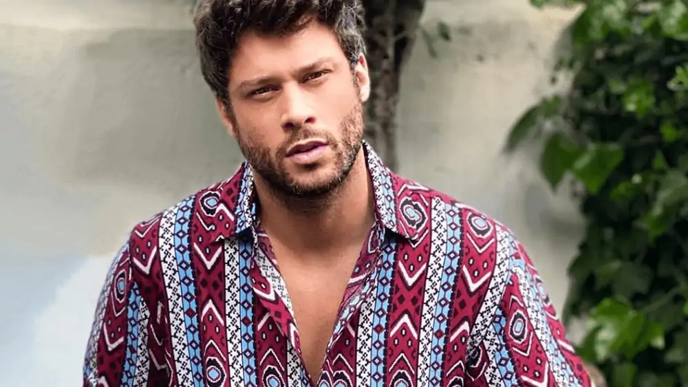 Spanish Men – Meeting, Dating, and More (LOTS of Pics) 115