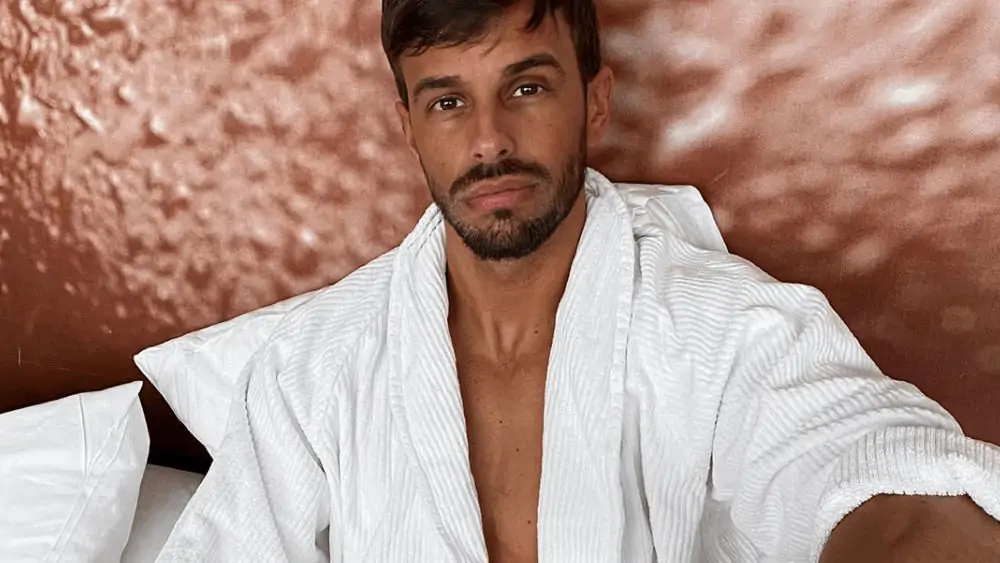 Spanish Men – Meeting, Dating, and More (LOTS of Pics) 99