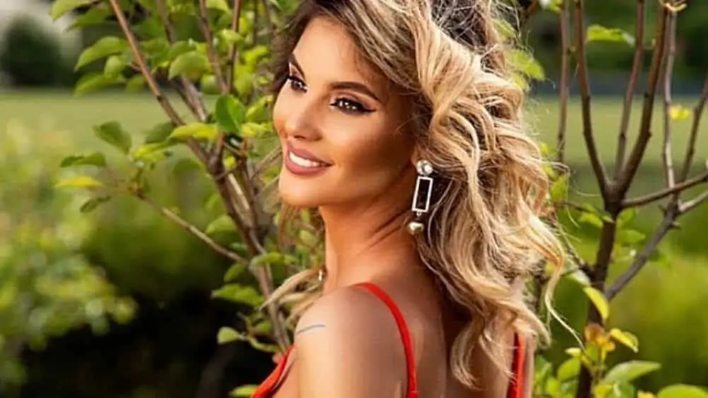 Romanian Women – Meeting, Dating, and More (LOTS of Pics) 74