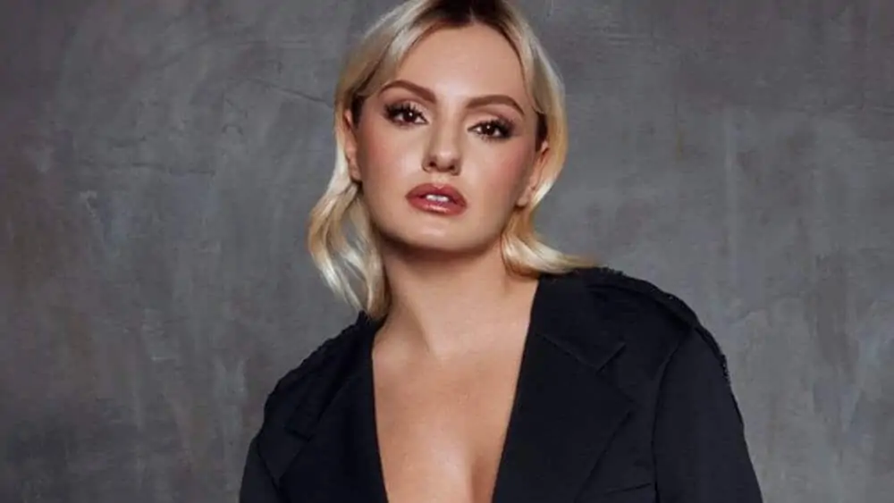 Romanian Women – Meeting, Dating, and More (LOTS of Pics) 124