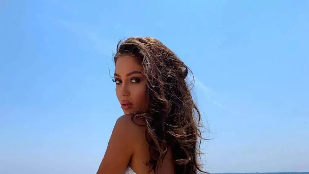 Romanian Women – Meeting, Dating, and More (LOTS of Pics) 115