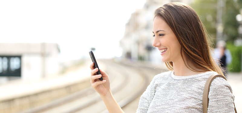 Traveler using a smartphone